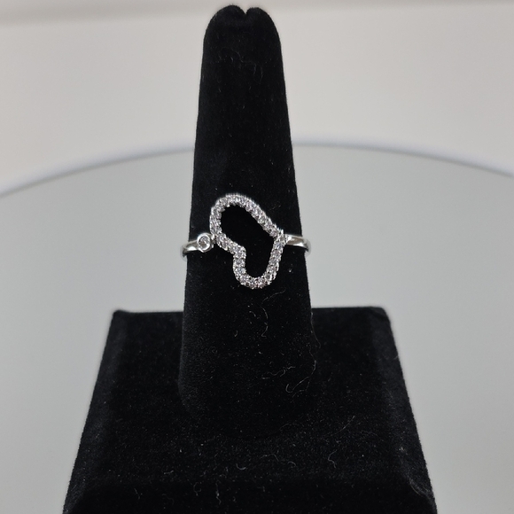 Jewelry - Elegant Silver Heart Ring Size 7.75